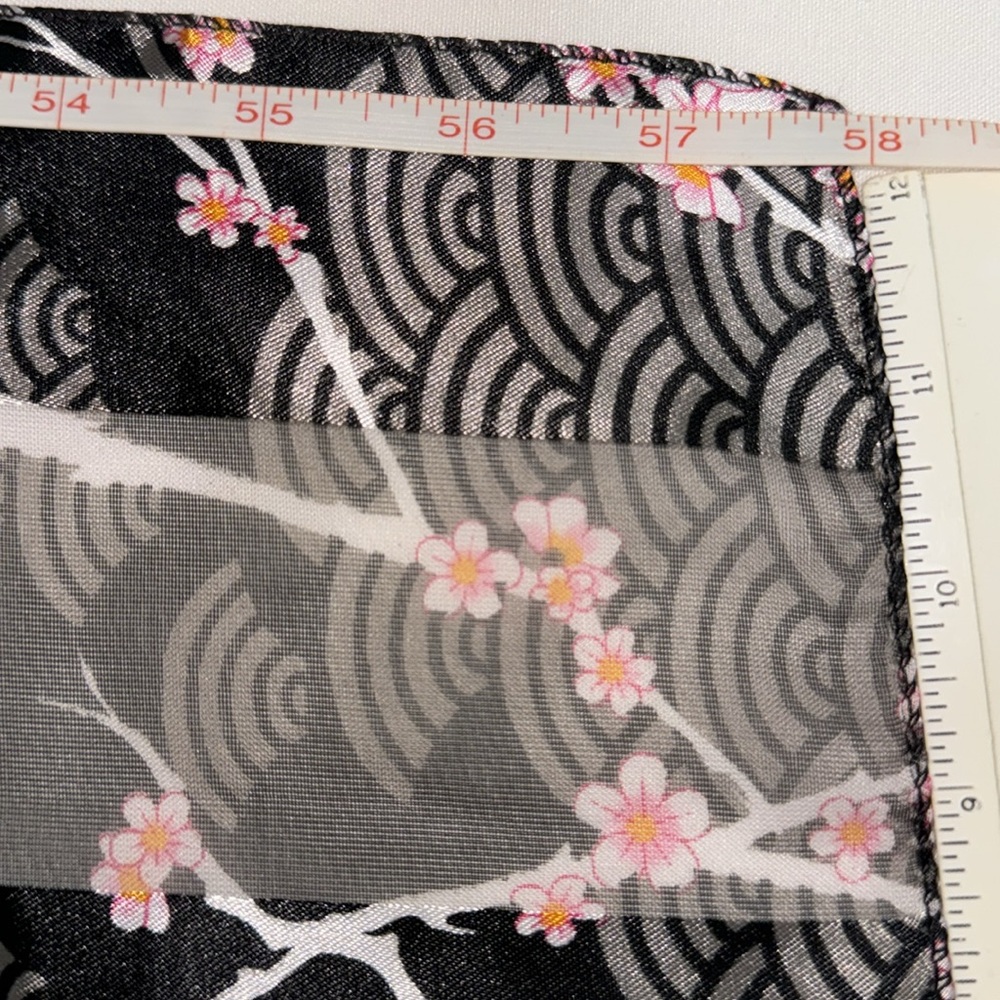 2 vintage woman’s scarves. One square and one rectangular. - Picture 6 of 6